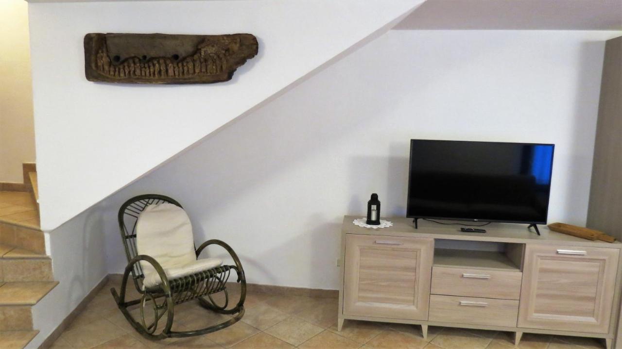 Lo Gnomo Sotto Al Glicine Apartment Châtillon Exterior foto